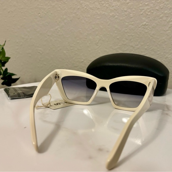 NEW Salvatore Ferragamo SF 1081SE 103 Ivory Sunglasses with Blue Gradient Lenses - Picture 4 of 9